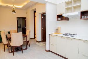 a kitchen and dining room with a table and chairs at ARON'S Lavinia RUBY in Mount Lavinia