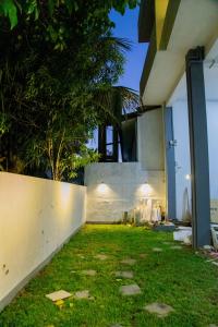 Taman di luar ARON'S Lavinia RUBY