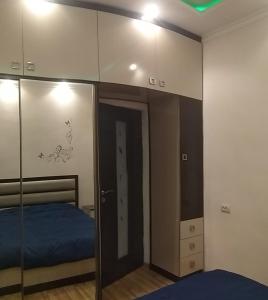 una camera da letto con un letto e uno specchio di Confy appartment in near Republic Square a Yerevan Altre 6 foto