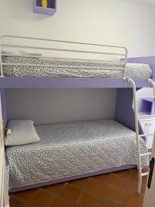 シルミオーネにあるAlbatrosの二段ベッド2組が備わるドミトリールームのベッド1台分です。