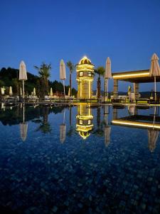 a building in the middle of a pool of water at Glavatarski Han in Glavatartsi