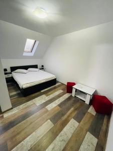 Un pat sau paturi într-o cameră la Casa Korina