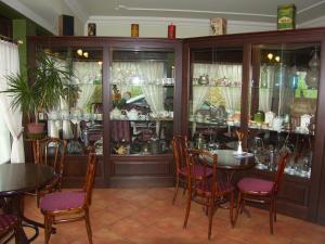 Reštaurácia alebo iné gastronomické zariadenie v ubytovaní Adler Hotel