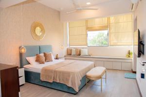 a bedroom with a bed and a window at ARON'S Lavinia SAPPHIRE in Mount Lavinia