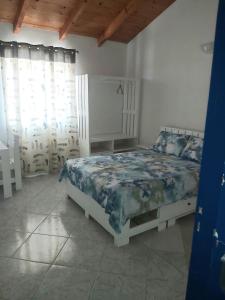 Ένα ή περισσότερα κρεβάτια σε δωμάτιο στο Casa Azul 2 Rua da Morna up from Mercado Municipal 4111