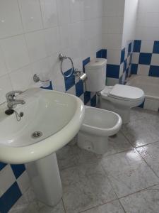 Ένα μπάνιο στο Casa Azul 2 Rua da Morna up from Mercado Municipal 4111