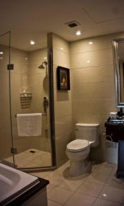 y baño con ducha, aseo y lavamanos. en Luxurious 2 Bedroom space Available en Accra