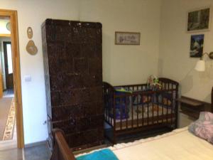 pokój z łóżeczkiem dziecięcym i pokój z pokojem w obiekcie Квартира w Jaremczach