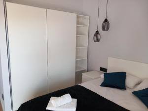 a bedroom with a bed with blue and white pillows at Old Town Nadmotławie - Sauna & Gym I 10min deptak in Gdańsk