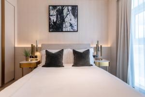 1 dormitorio con 1 cama blanca grande y 2 mesitas de noche en South Residence FIVE Palm - Luxurious Three Bedroom, en Dubái 29 fotos más