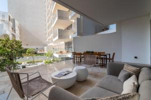 sala de estar de planta abierta con sofá y mesa en South Residence FIVE Palm - Luxurious Three Bedroom, en Dubái