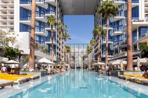 una piscina en medio de un edificio en South Residence FIVE Palm - Luxurious Three Bedroom, en Dubái