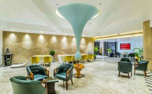 - un hall d'un hôtel avec des chaises et une table dans l'établissement The Citi Residenci Hotel - Durgapur, à Durgapur
