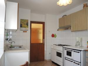cocina con fregadero y fogones horno superior en Apartment Rita RM, en Portorož