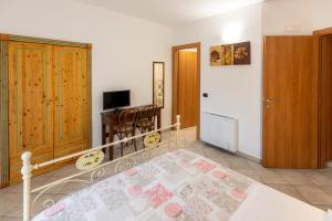 - une chambre avec un lit, une table et un bureau dans l'établissement B&B Il Vicoletto Del Casale, à Centola