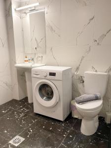 Koupelna v ubytování Central neighborhood house + 8 fotografií