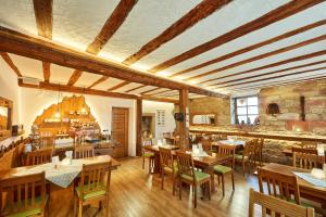 comedor con mesas y sillas de madera en Gasthof Zum Lam, en Gleiszellen-Gleishorbach