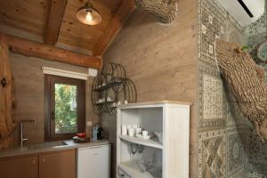 A kitchen or kitchenette at Stolidi Mou Treehouse
