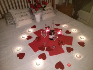 a table with hearts and wine glasses and candles at Apartament Sofia in Mar de Cristal +67 photos