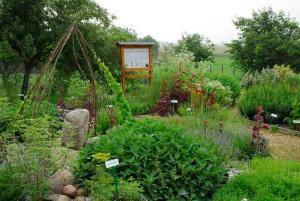 a garden with a sign in the middle of it at Kraeuter_Landhaus in Bad Schmiedeberg