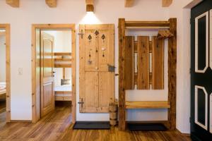 Cette chambre dispose d'une porte en bois et de lits superposés. dans l'établissement Bergheimat, à Bad Goisern