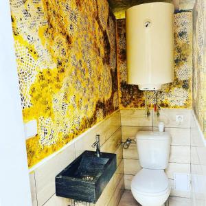 uma casa de banho com um WC e um lavatório em Chatky Daniel-Mikulov, a private campsite just for you em Mikulov