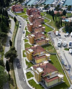 um grupo de casas num parque de estacionamento ao lado de uma estrada em Lebic 411 in Marina Portoroz by Locap Group em Portorož