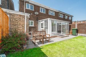 a garden with a bench and a greenhouse at Modern 4 bedroom home ideal for Contractors, Groups and families ,FREE parking for multiple vehicle's in Birmingham