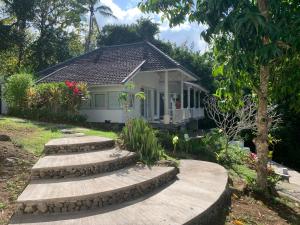 une maison avec des marches menant à une cour dans l'établissement Balian Bliss Retreat Resort Complex, à Balian