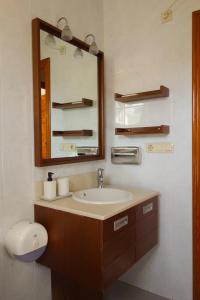 ein Bad mit einem Waschbecken und einem Spiegel in der Unterkunft Apartamento Oasis in Playas de Vera