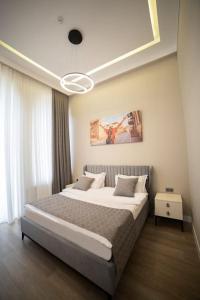 Prime Suites Bulvar في باكو: غرفة نوم بسرير كبير في غرفة