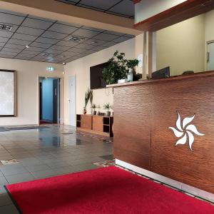 a lobby with a red rug and a reception desk at Citystop Majutuskeskus in Tartu