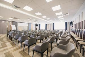 una sala de conferencias vacía con sillas y un podio en Sandbay Park Hotel & Pansionat, en Sevastopol