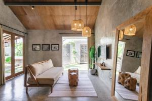 Ένα ή περισσότερα κρεβάτια σε δωμάτιο στο Kano Canggu Loft +53 φωτογραφίες