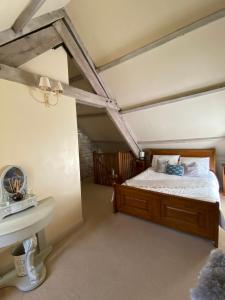 - une chambre avec un lit et un lavabo dans l'établissement Dove Cottage, à Bisley