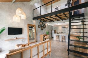 sala de estar con cama elevada y cocina en Kano Canggu Loft en Canggu