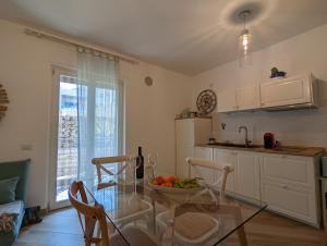 Una cocina con una mesa con un bol de fruta encima. en Appartamento Livia, en Polignano a Mare 26 fotos más