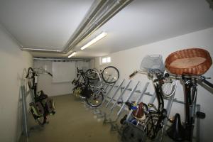 une chambre avec plusieurs vélos suspendus au mur dans l'établissement Haus Odin App 24, à Graal-Müritz