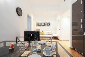 Televízia a/alebo spoločenská miestnosť v ubytovaní SV18C Charming modern flat S Ambrogio