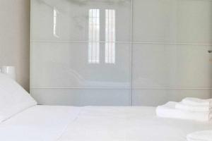 Posteľ alebo postele v izbe v ubytovaní SV18C Charming modern flat S Ambrogio