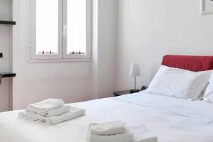 Posteľ alebo postele v izbe v ubytovaní SV18C Charming modern flat S Ambrogio