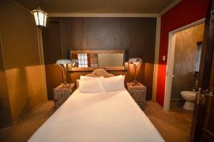Een bed of bedden in een kamer bij La Rochelle Guesthouse
