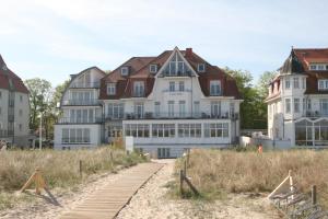 una casa grande en la playa con un paseo marítimo en Haus Undine App 01 Seeblick, en Warnemünde