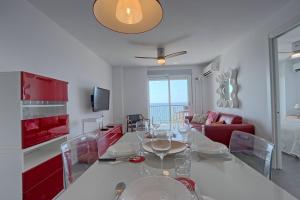 - un salon avec une table et des verres à vin dans l'établissement 069 - Panorama 001 - comfortHOLIDAYS, à Santa Pola