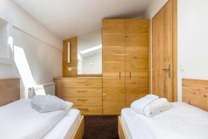 Posteľ alebo postele v izbe v ubytovaní Apartments Tschanun