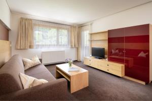 Televízia a/alebo spoločenská miestnosť v ubytovaní Apartments Tschanun