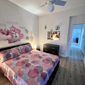 sypialnia z łóżkiem i wentylatorem sufitowym w obiekcie Paradise Beach w mieście Giardini Naxos