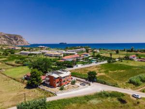 eine Luftansicht eines Resorts in der Nähe des Ozeans in der Unterkunft Avyssos Residents in Kalamaki