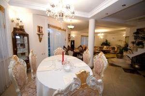 a dining room with a white table and chairs at Dom Tulipan in Krynica Zdrój