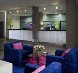 The lobby or reception area at Inn At The Quay